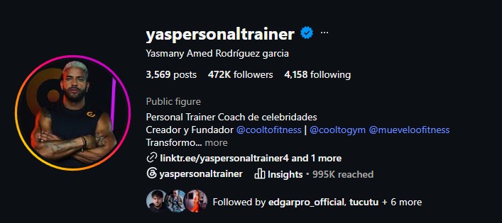 Perfil de Instagram de fitness coach con datos privados difuminados